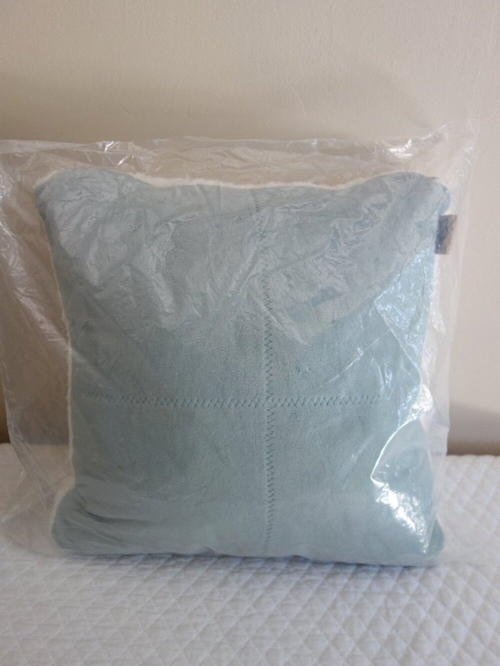 New? UGG Sherpa Zipper Closure Pillow approx.. 18x18